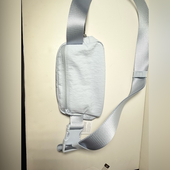 lululemon athletica Solid Everywhere Belt Bag - Picture 9 of 11